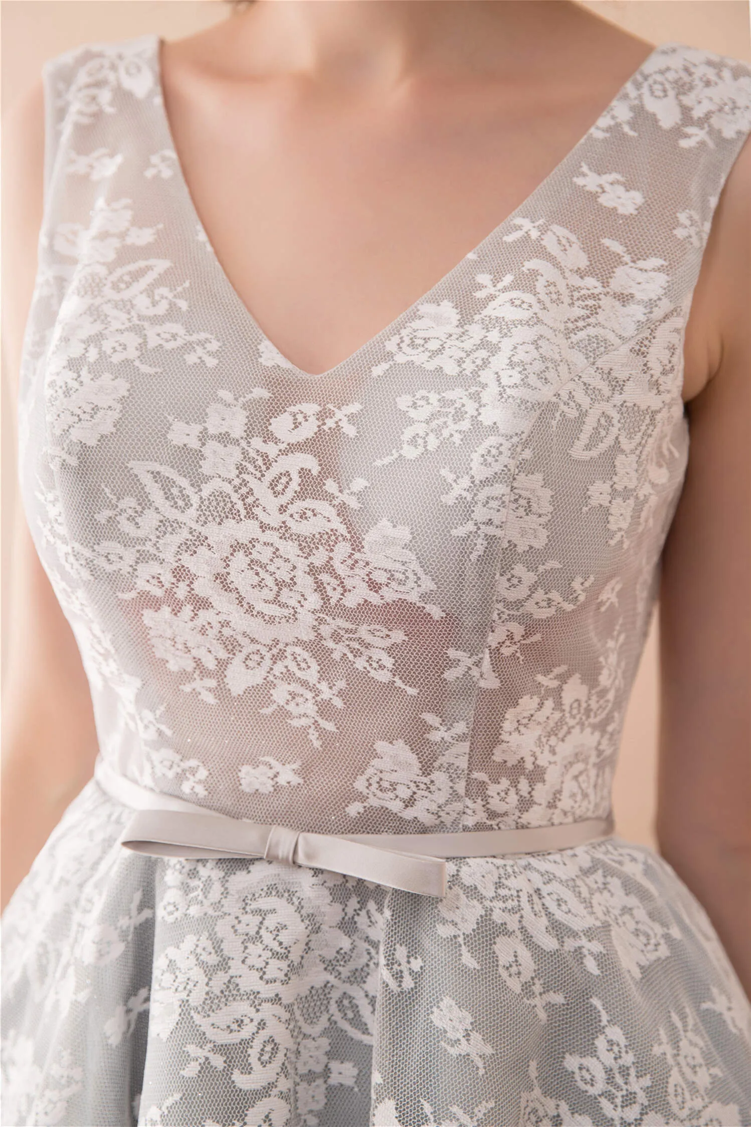 Lace V Neck Grey Short Homecoming Dresses with Ribbon